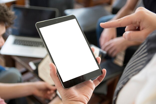 Garçonete apontando o dedo para tablet digital em branco