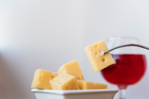 Foto grátis garfo perto conjunto de queijo fresco em pires e copo de vinho