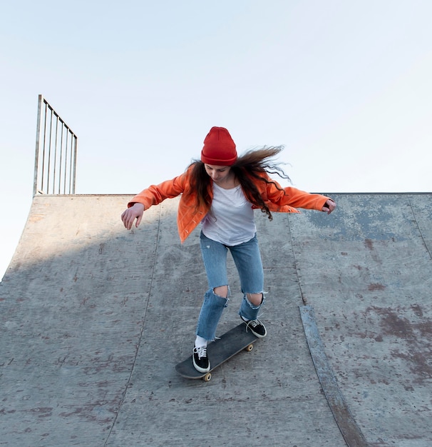 Garota adolescente completa patinando