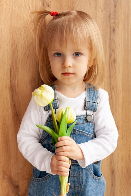 Foto grátis garota adorável com flores