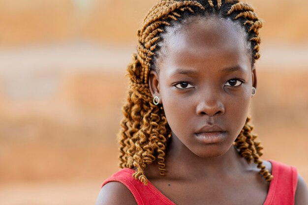 Garota africana em close-up posando