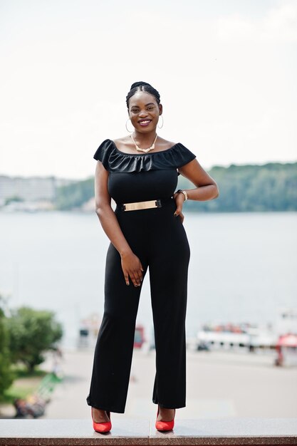 Garota africana posou na rua da cidade vestindo preto