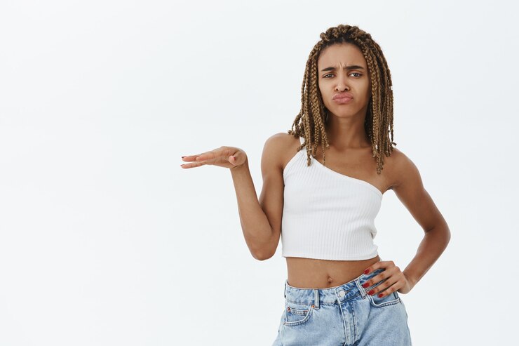 Foto grátis garota afro-americana atrevida e descolada agindo despreocupada e ignorante