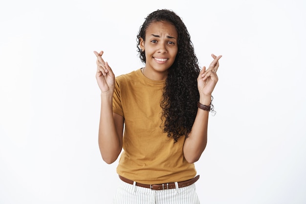 Foto grátis garota afro-americana expressiva em camiseta marrom