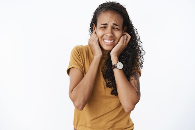 Foto grátis garota afro-americana expressiva em camiseta marrom