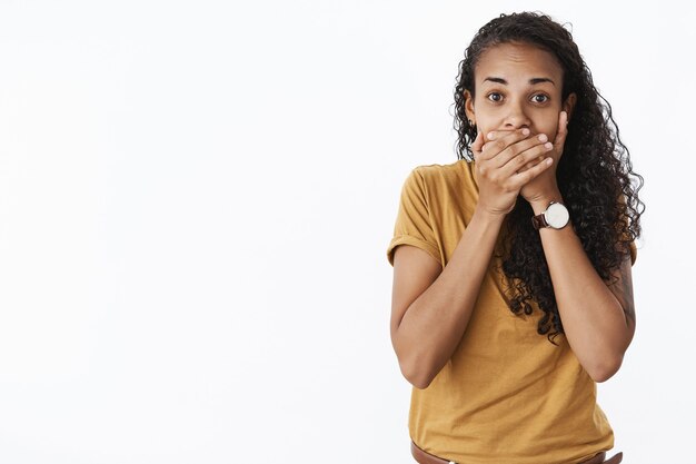 Garota afro-americana expressiva em camiseta marrom