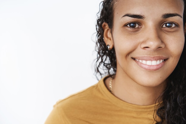 Garota afro-americana expressiva em camiseta marrom