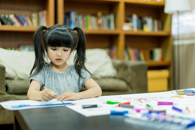 Foto grátis garota alegre gosta de pintura colorida com ideias criativas presentes e mão bagunçada em casa