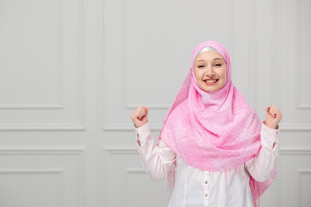 Garota árabe muito bonita jovem muçulmana envolta em lindo hijab rosa muito feliz