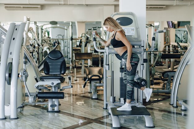 Garota atraente esportes realiza exercícios nos quadris e nádegas. estilo de vida saudável.