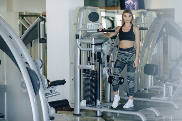 Garota atraente esportes realiza exercícios nos quadris e nádegas. estilo de vida saudável.