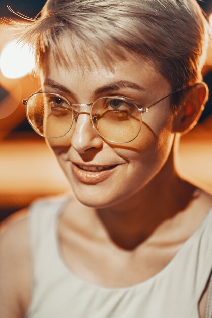 Garota atraente hipster de óculos