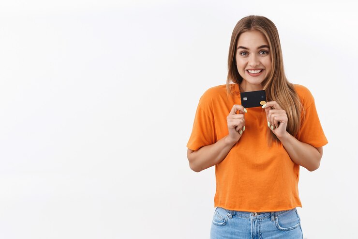 Foto grátis garota atraente loira feliz e animada mal posso esperar para fazer compras, comprar online, comprar na internet