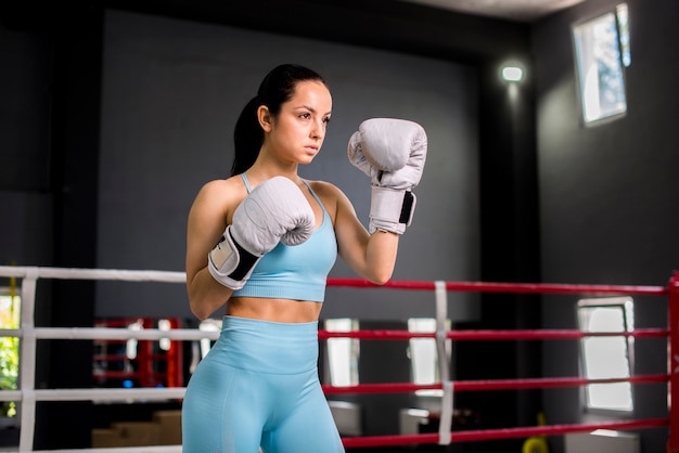 Foto grátis garota boxer posando no ginásio