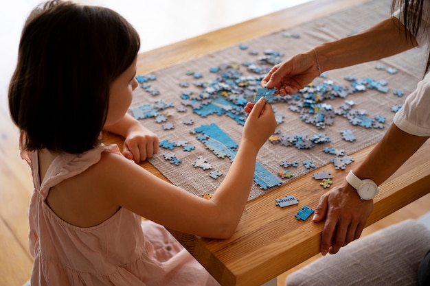 Garota brincando com brinquedos de quebra-cabeça