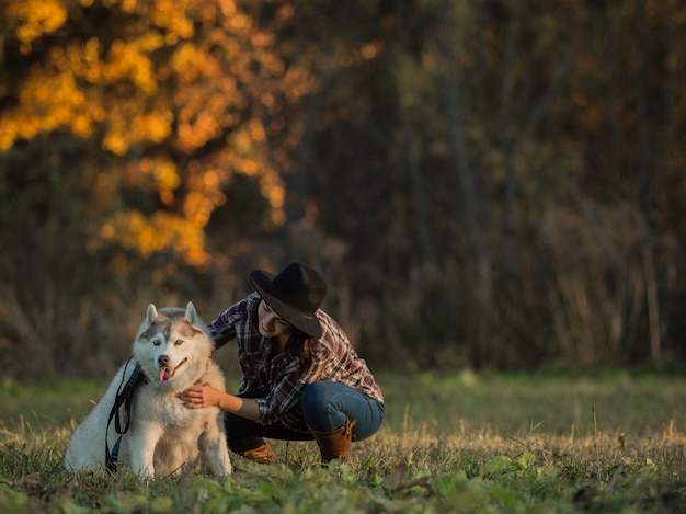 garota caminha com husky