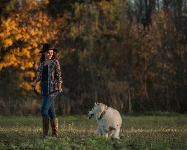 garota caminha com husky