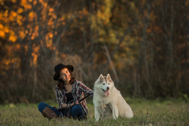 garota caminha com husky