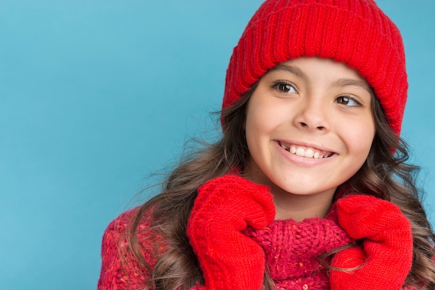 Garota com roupas de inverno vermelho sorrindo