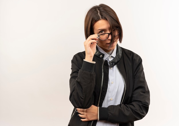 Garota confiante jovem de call center segurando seus óculos, usando óculos isolados no branco com espaço de cópia