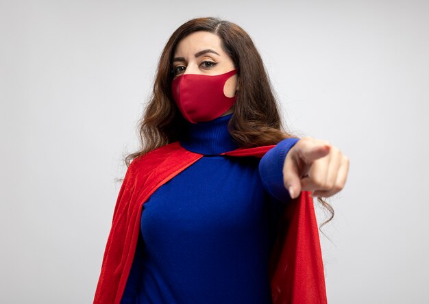 Garota confiante super-heroína caucasiana com capa vermelha e máscara protetora vermelha