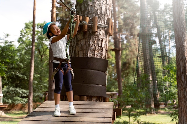 Foto grátis garota corajosa se divertindo em um parque de aventura