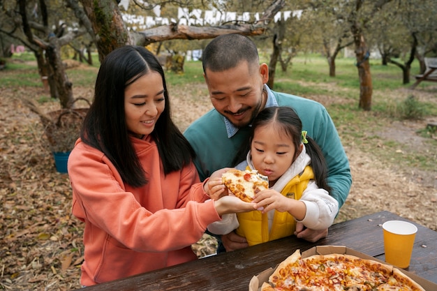 Foto grátis garota de alto ângulo comendo pizza deliciosa