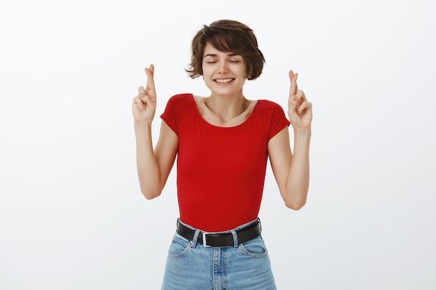 Foto grátis garota de cabelo curto posando de camiseta vermelha