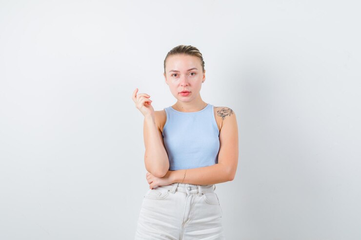Foto grátis garota de cor clara está mostrando sua emoção sonhada em fundo branco