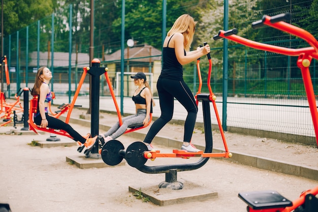 Garota de esportes em um parque