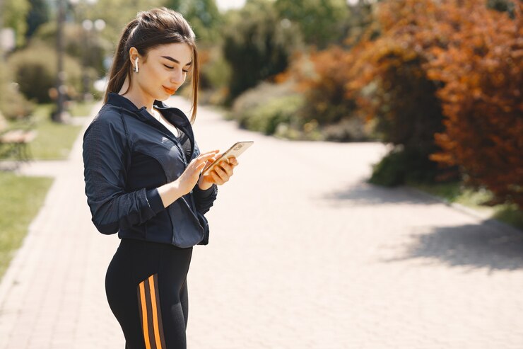 Foto grátis garota de esportes treinando em uma floresta de verão