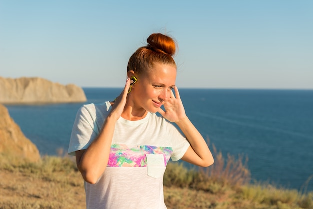 Garota de fitness com fones de ouvido sem fio