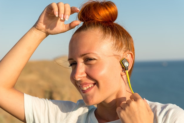 Garota de fitness com fones de ouvido sem fio
