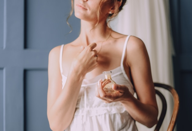 Foto grátis garota de manhã usa um perfume em volta do pescoço