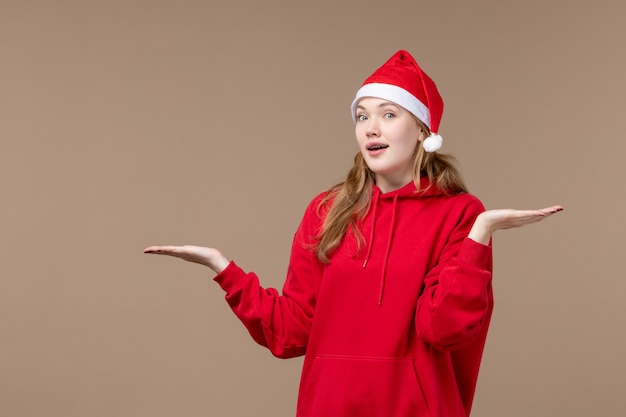 Foto grátis garota de natal com capa vermelha no espaço marrom