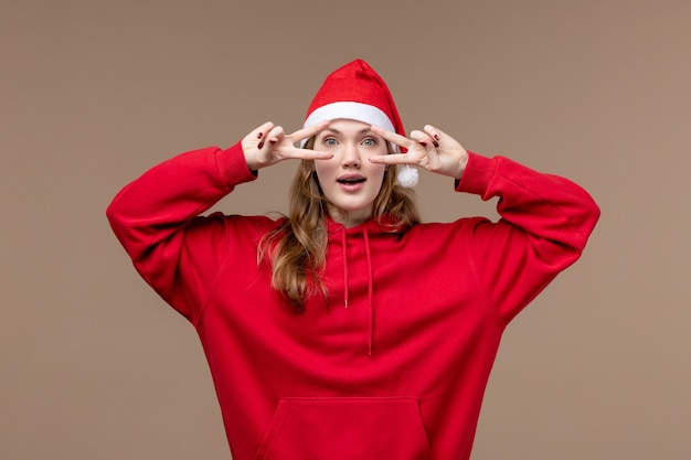 Foto grátis garota de natal na mesa marrom, férias natalinas, vista frontal