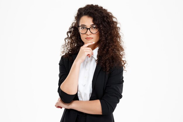 garota de negócios seriamente encaracolado usando óculos