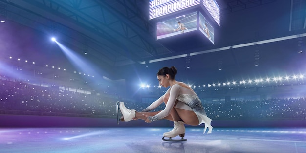 Garota de patinação artística na arena de gelo