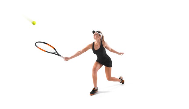 Garota de tênis em uma quadra de tênis profissional