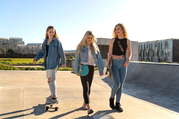 Foto grátis garota de tiro completo andando no skate park