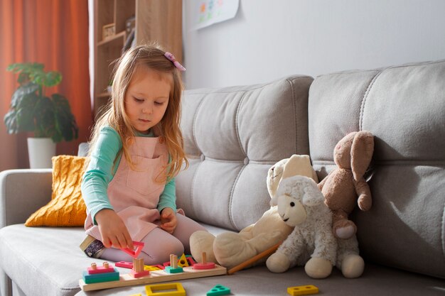 Garota de tiro completo brincando em casa