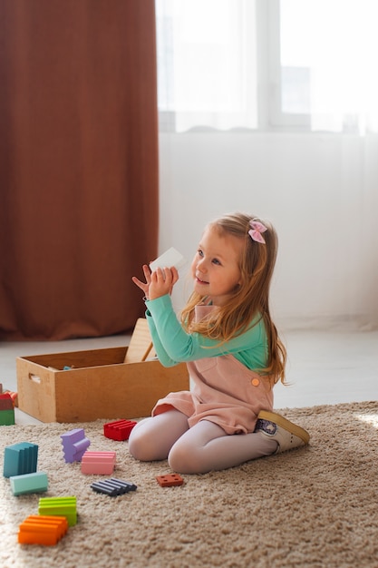 Foto grátis garota de tiro completo brincando em casa