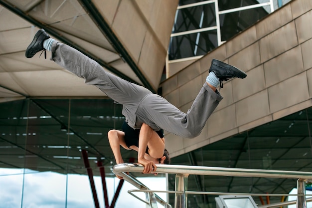 Garota de tiro completo fazendo treinamento de parkour