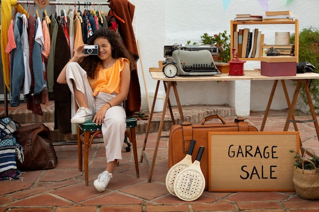 Foto grátis garota de tiro completo na venda de garagem