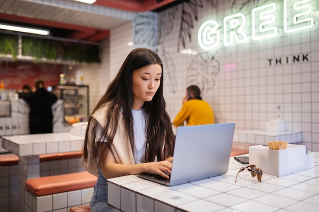 Garota de tiro médio com laptop