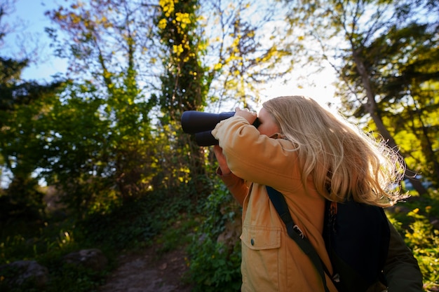 Foto grátis garota de tiro médio explorando a natureza