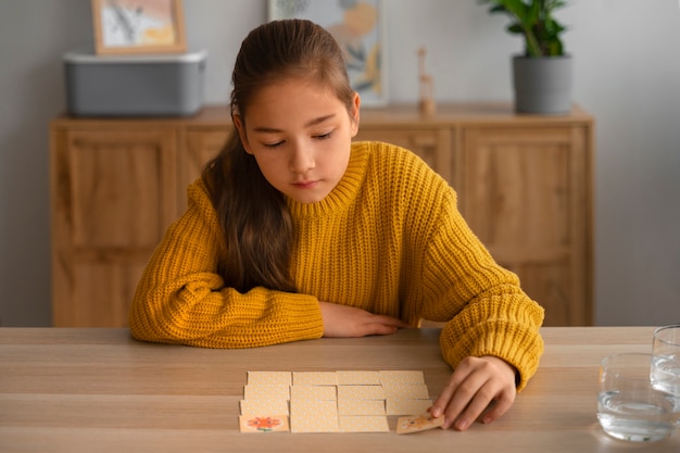 Mulher de alto ângulo e menina jogando jogo da memória