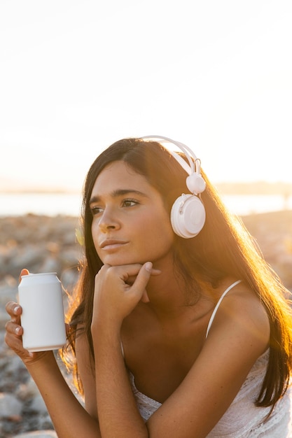 Garota de tiro médio ouvindo música