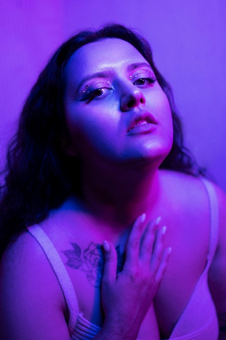 Foto grátis garota de tiro médio posando no estúdio