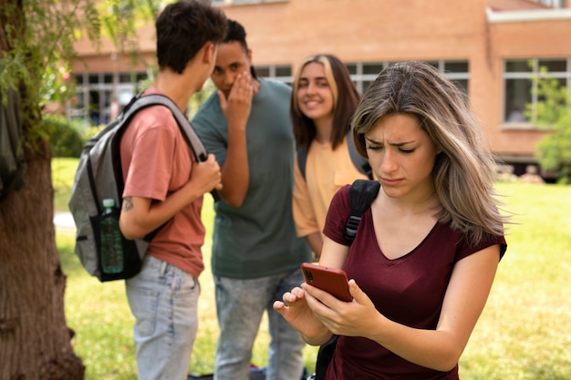 Garota de tiro médio sendo intimidada na escola